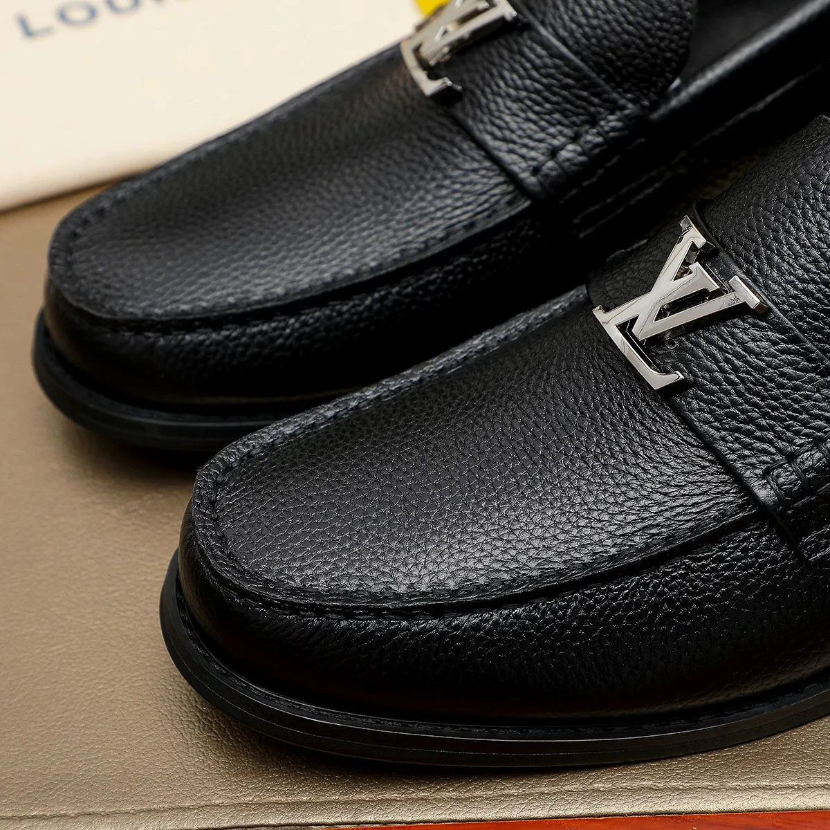 Men's shoes 460 💰 Louis Vuitton LV ® 🆕 model 🔛 full shoe counter, first layer cowhide, 🐂leather lining casual shoes for men, super soft outsole, a must-have for driving. Synchronized with the counter, original first layer cowhide, completely 1:1 mold customization 🌹 top version, color optional! Number: 38-44 (45.46 customized)